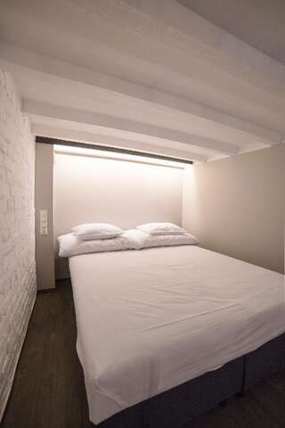 Хостелы MoHo L Hostel Вроцлав Стандартный номер с 2 односпальными кроватями и диваном-3